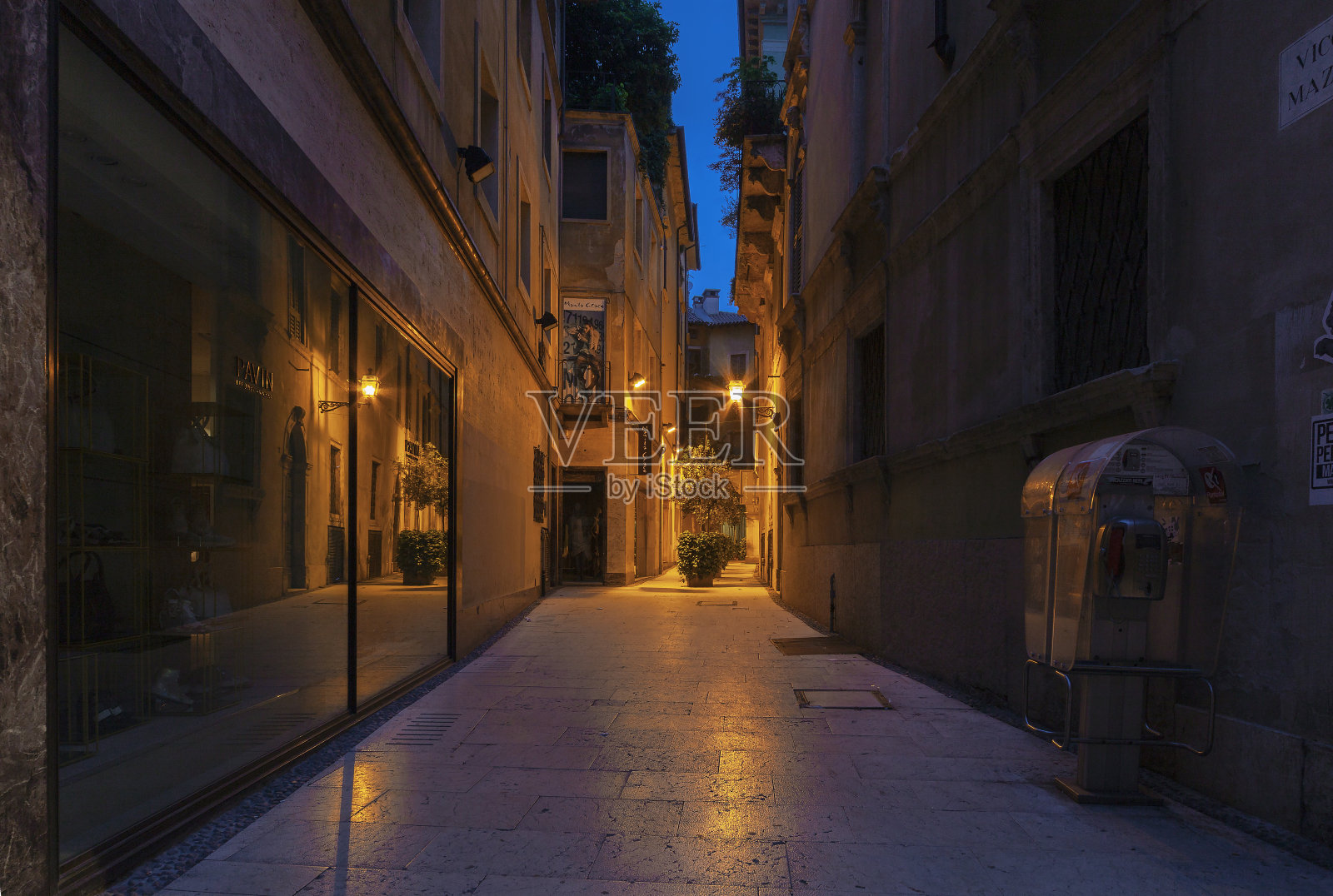 街上有个鬼在窗户里。晚上维罗纳。照片摄影图片