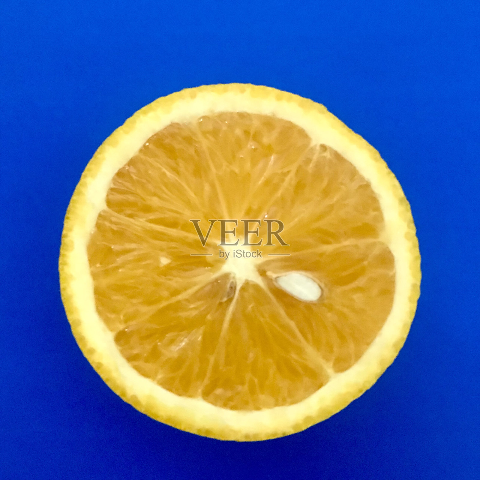 破碎的橙色在蓝色的背景照片摄影图片