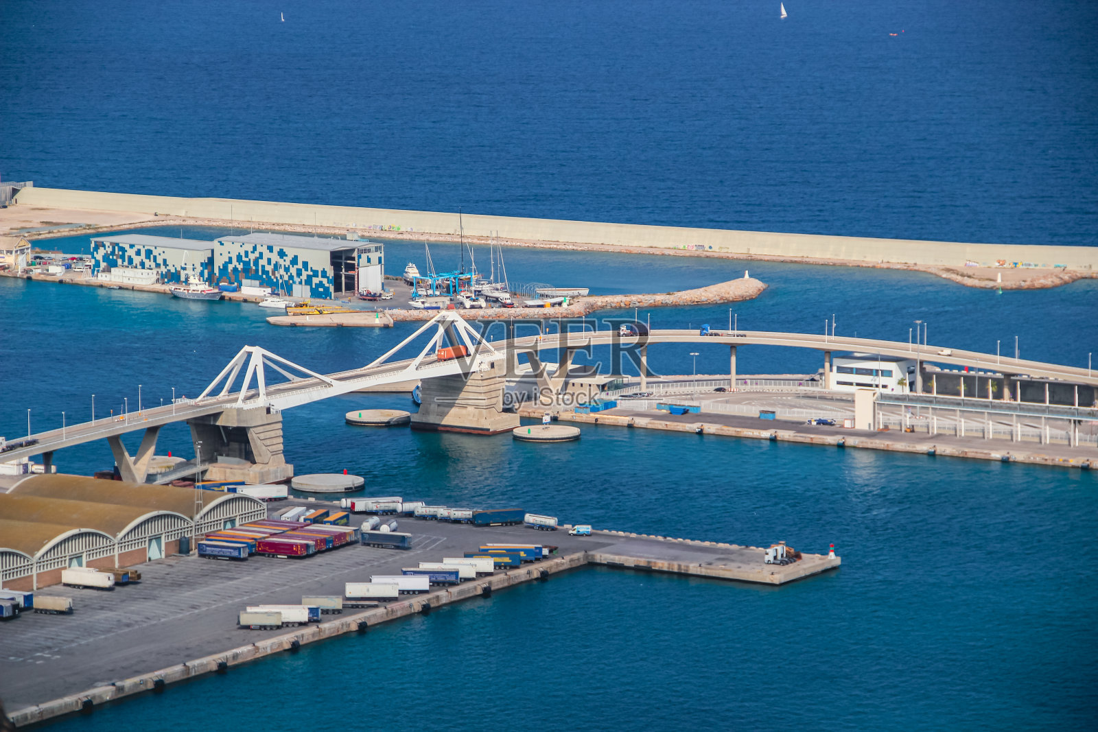 巴塞罗那的现代海港照片摄影图片