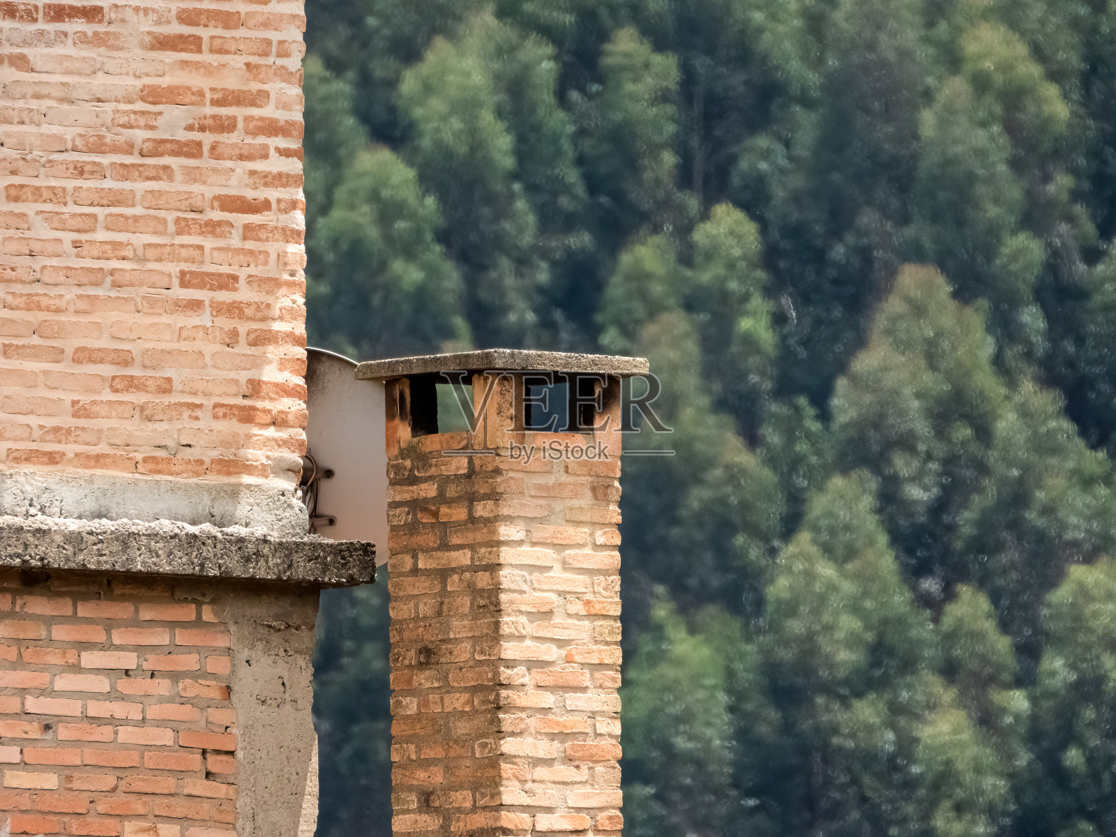 高的砖烟囱。照片摄影图片