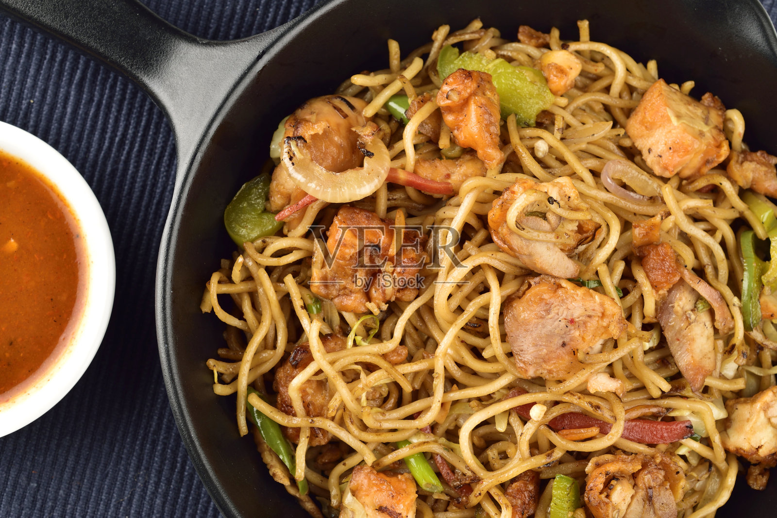 鸡肉炒面照片摄影图片