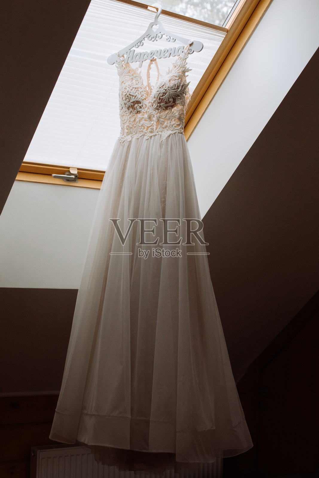 阁楼房内婚纱别致照片摄影图片