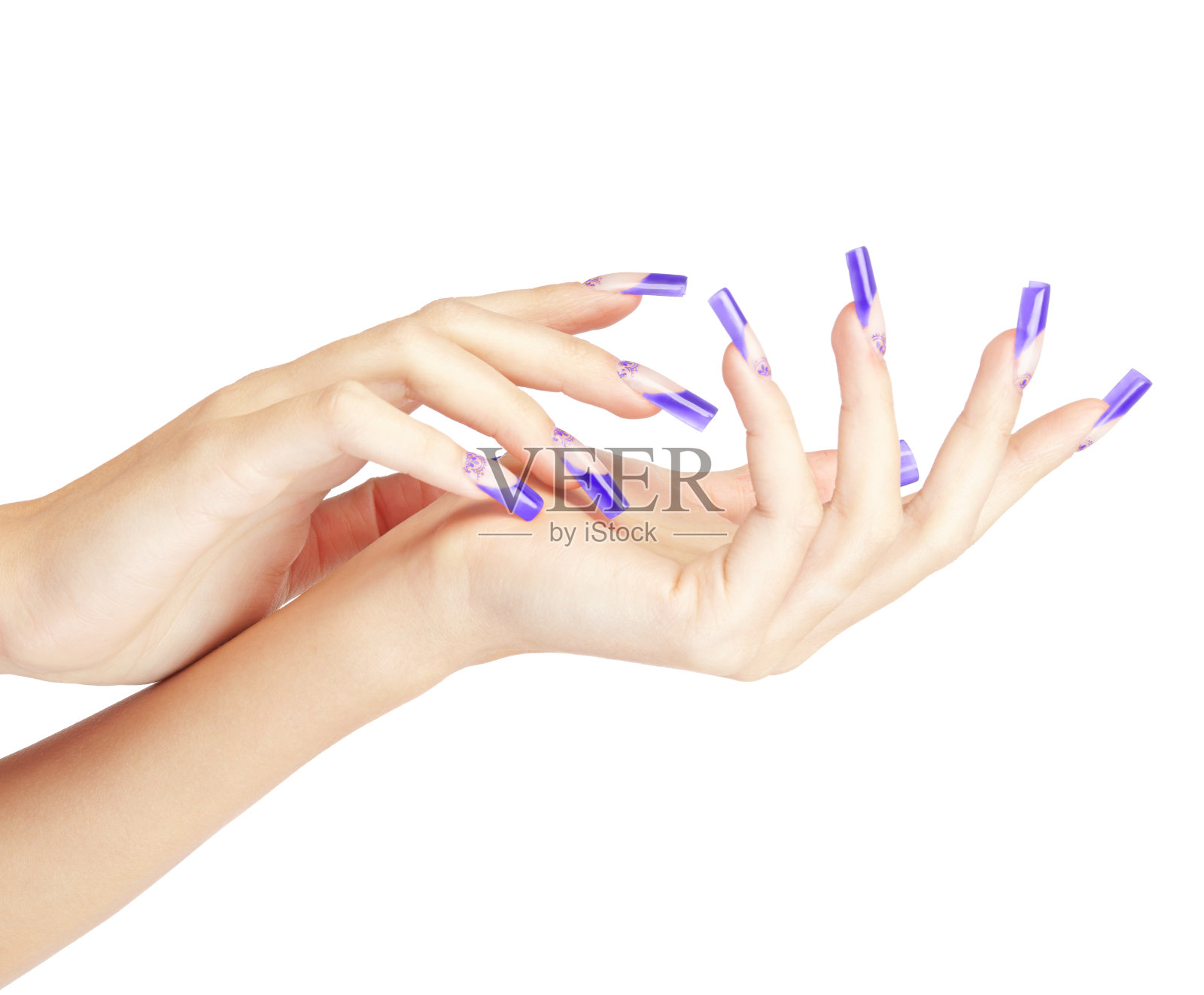 手用蓝色法式丙烯指甲修甲和涂漆照片摄影图片