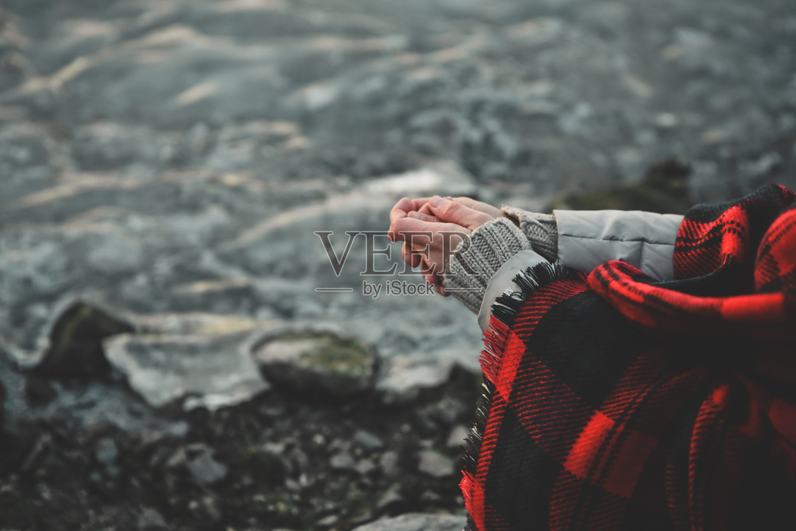 冻住女人手的冬河花格照片摄影图片