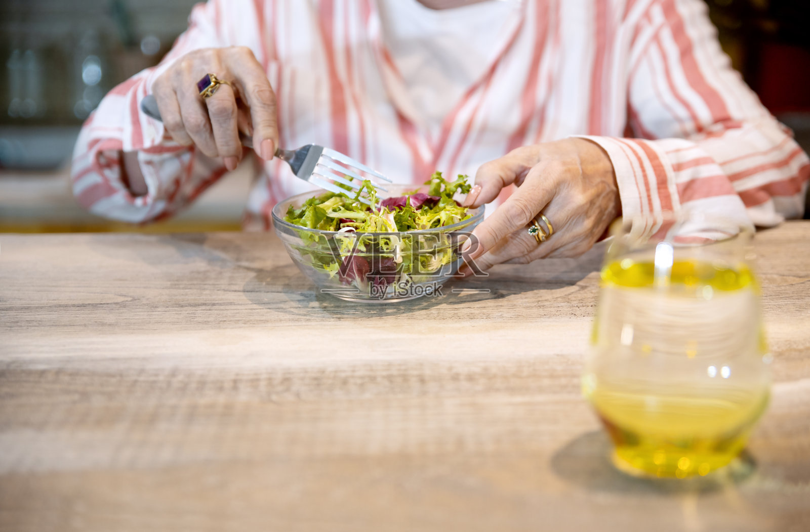 吃健康早餐的老年妇女照片摄影图片