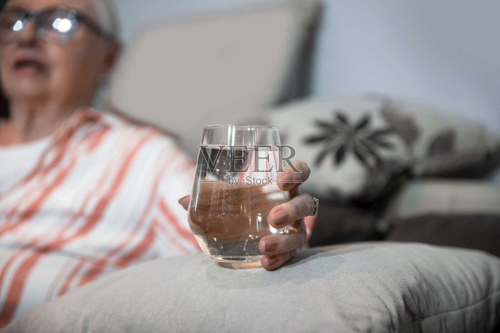 每小时用一杯水处理脱水照片摄影图片