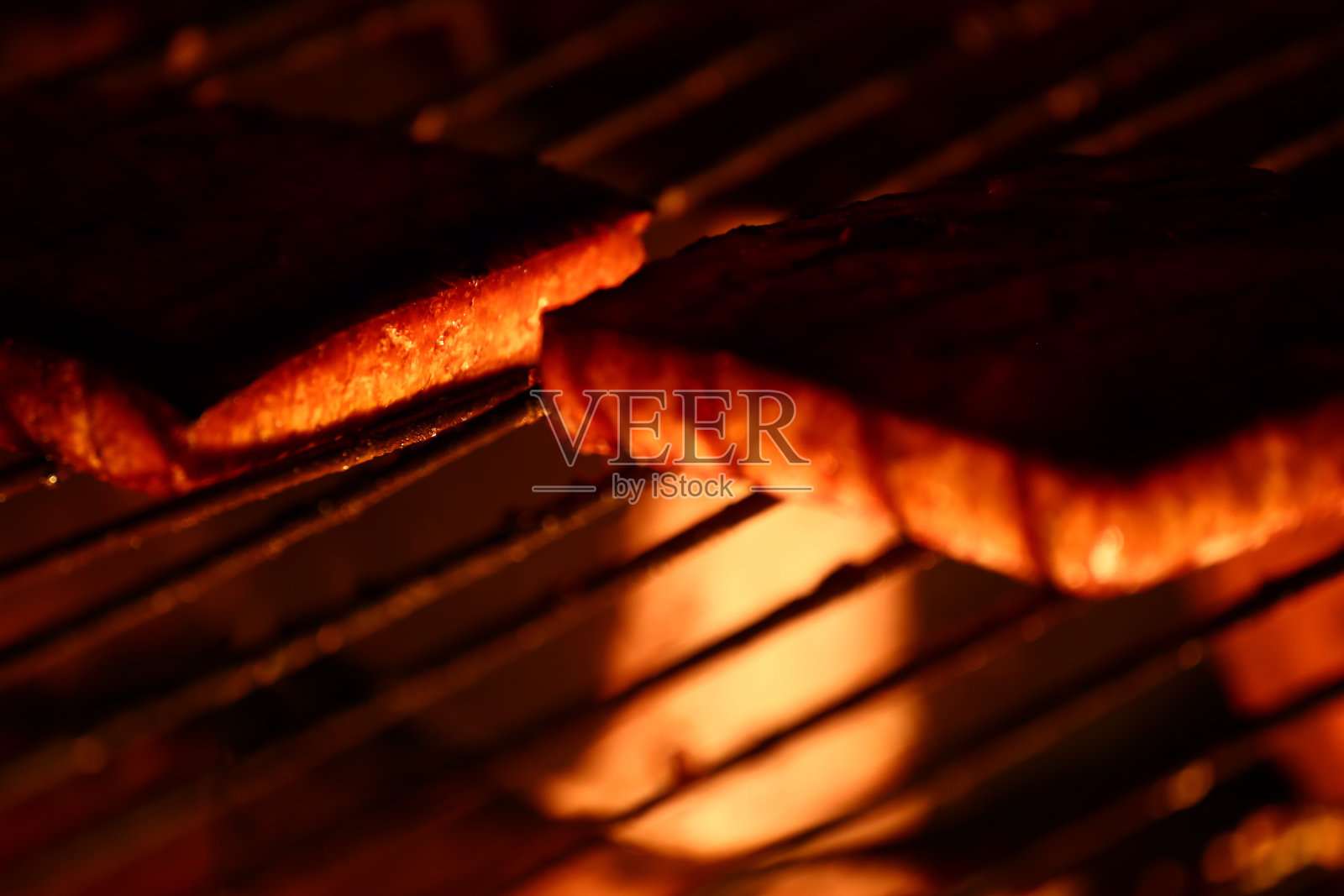 在一个露天烧烤女孩上烤豆腐照片摄影图片