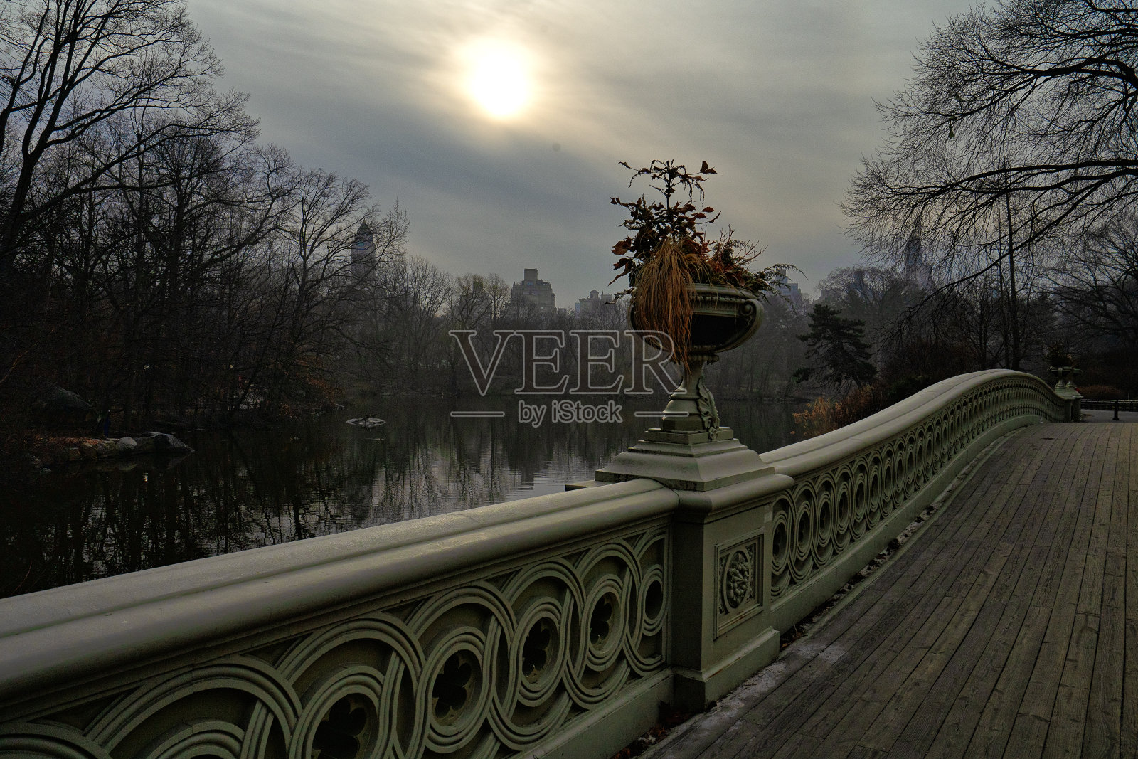 弓桥与引人注目的早晨天空照片摄影图片