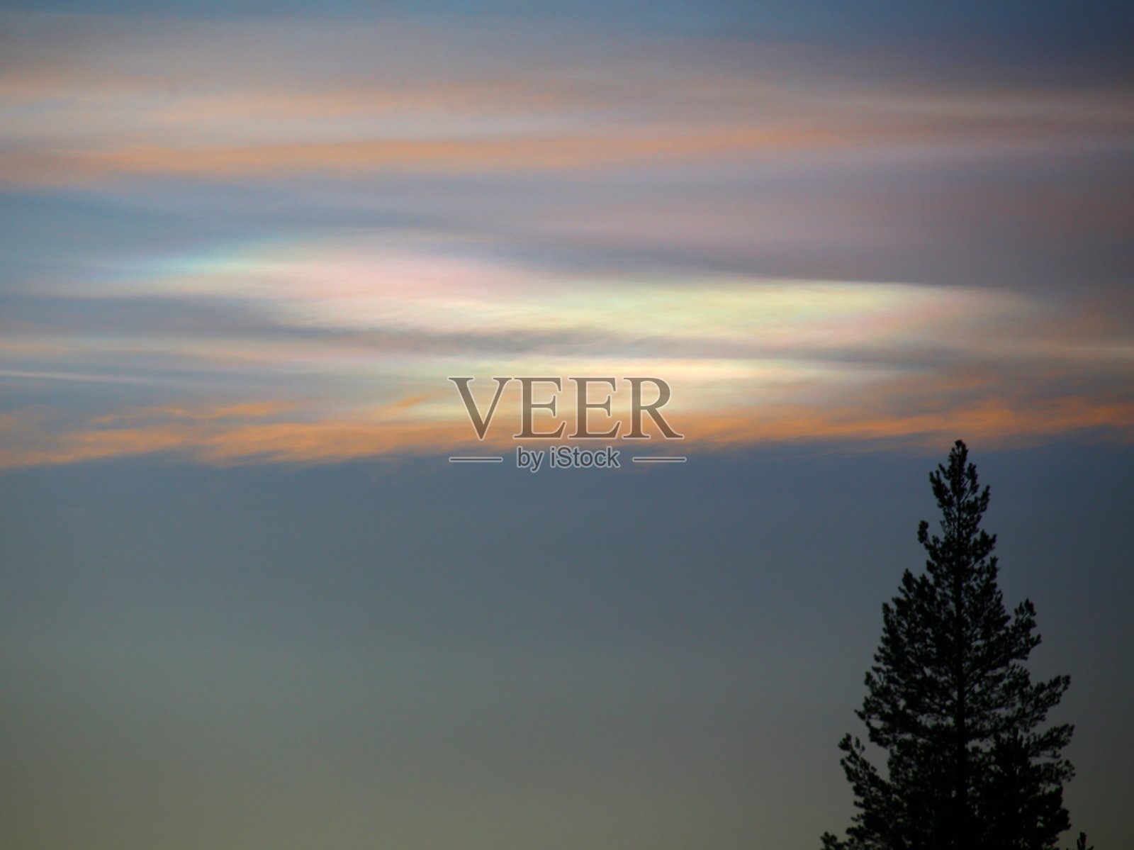 傍晚天空中的极地平流层云(PSCs)照片摄影图片