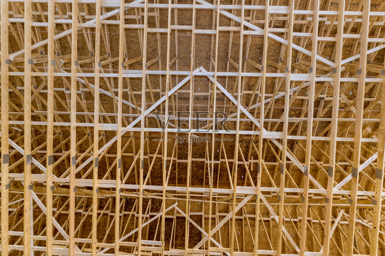 屋顶桁架采用覆盖式公寓结构，安装木梁框架照片摄影图片