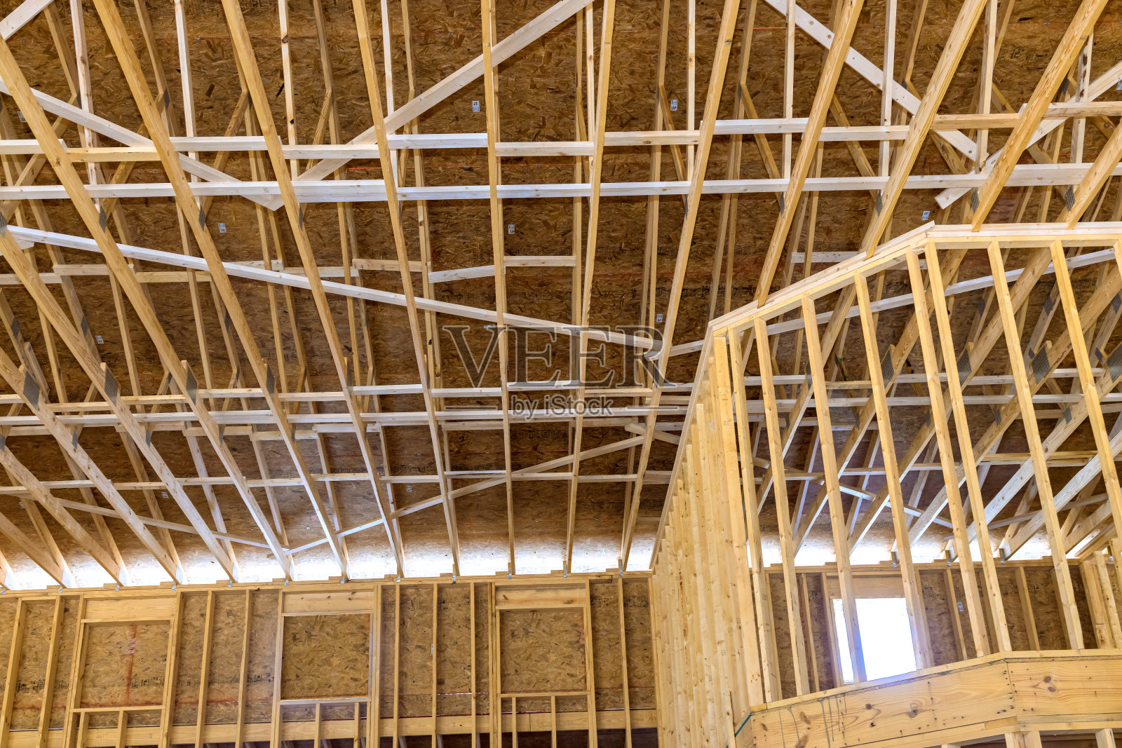 木制屋顶结构与椽子屋顶梁近距离照片摄影图片