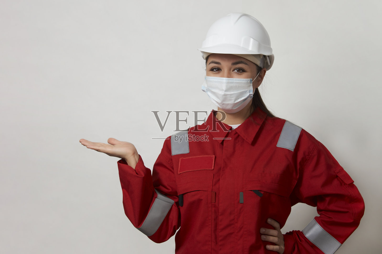 一名戴医用口罩的女工的肖像照片摄影图片