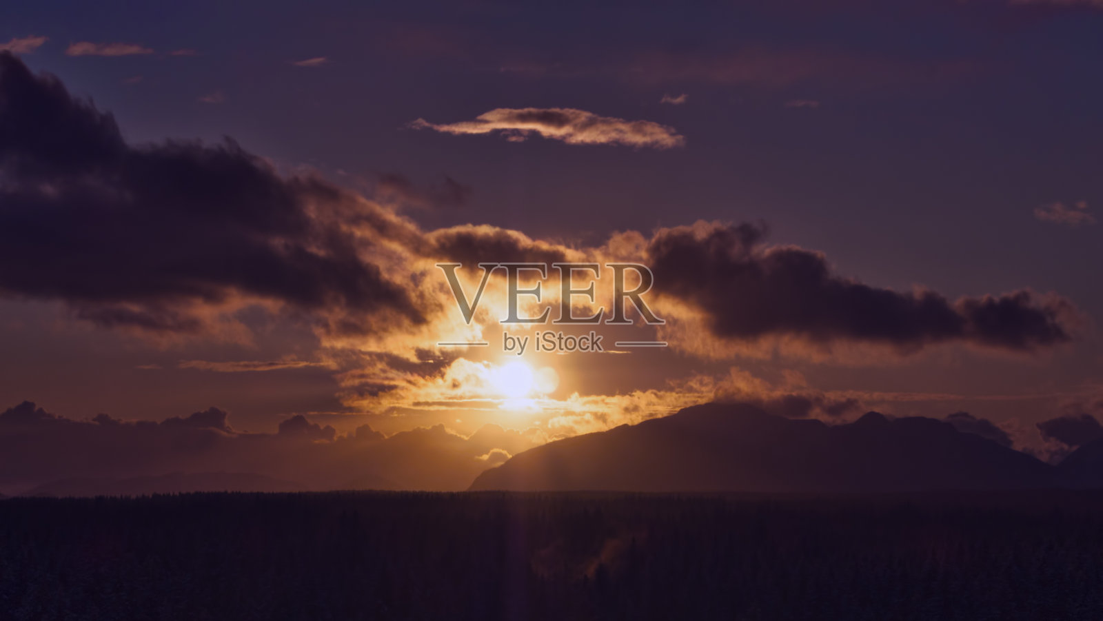 暴风雨后的日落照片摄影图片