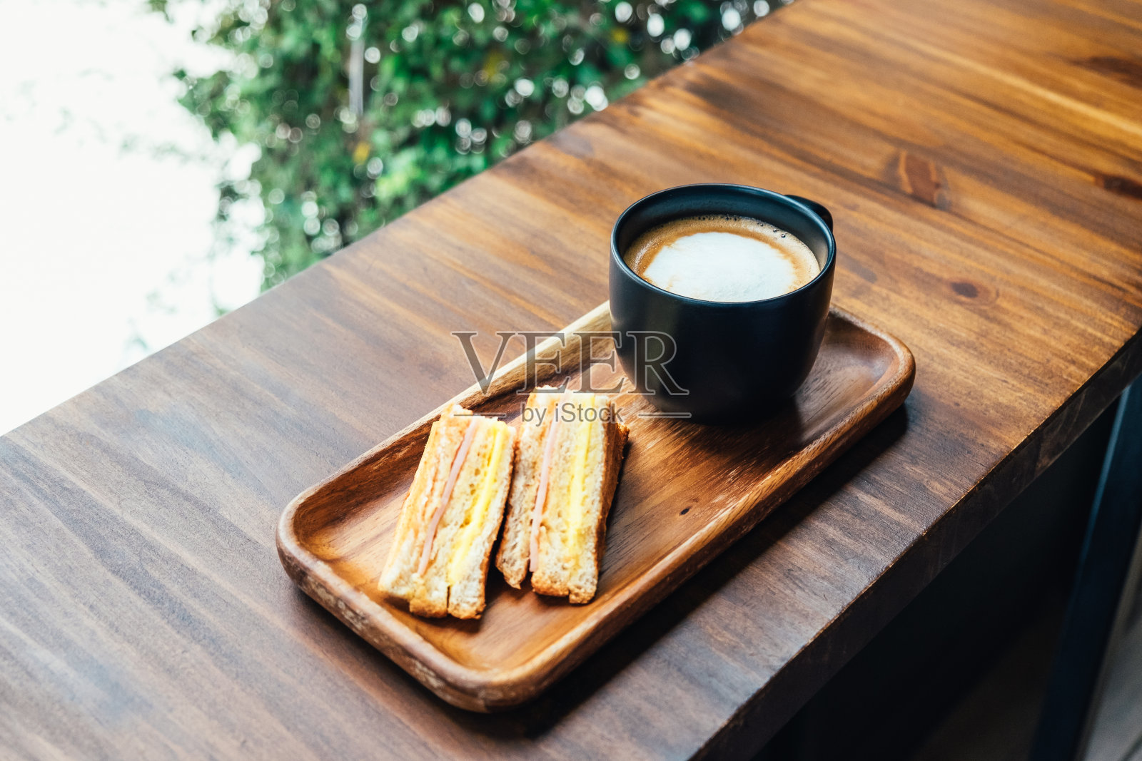 热拿铁是早上在咖啡馆最好的开始照片摄影图片