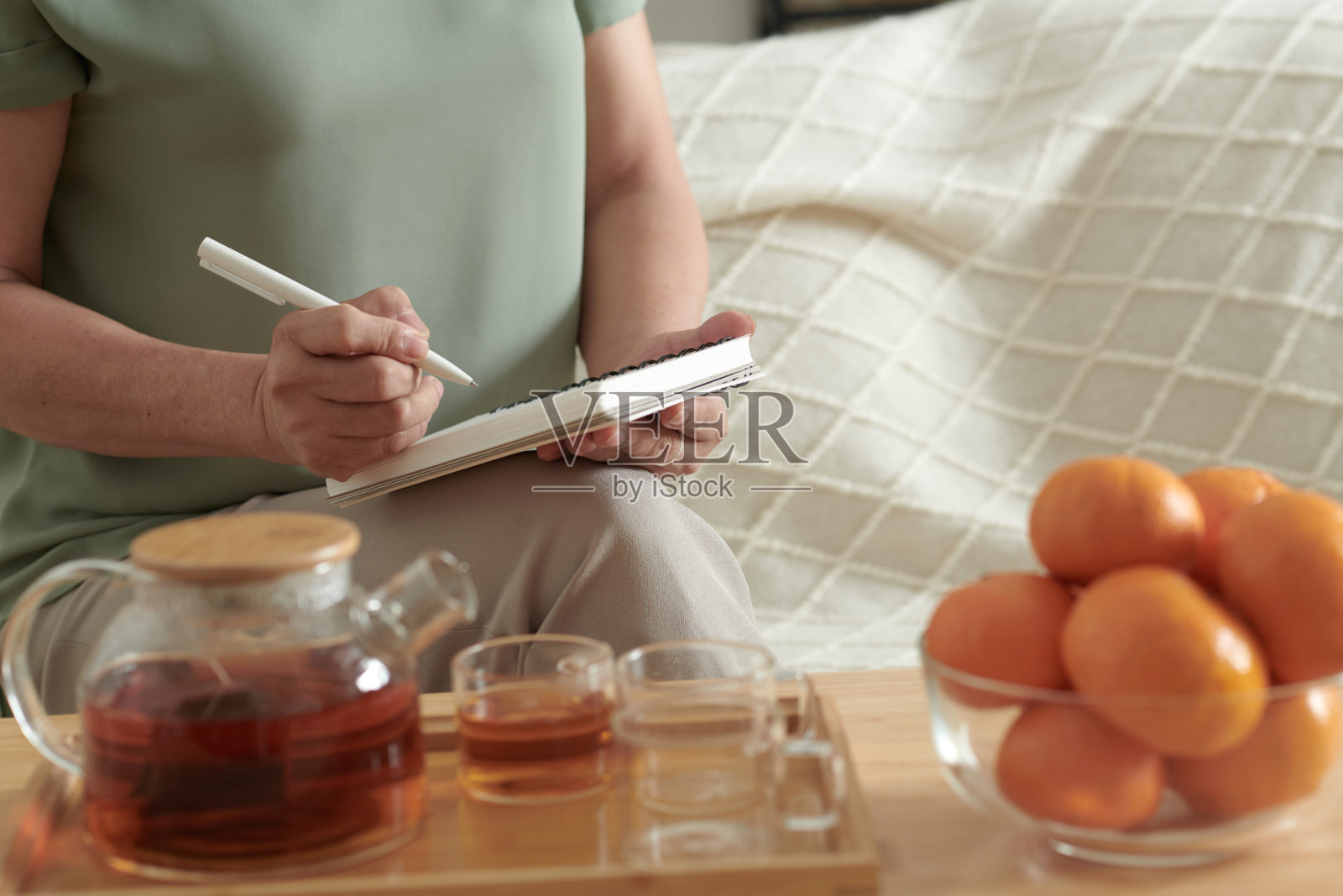 女人在写购物清单照片摄影图片