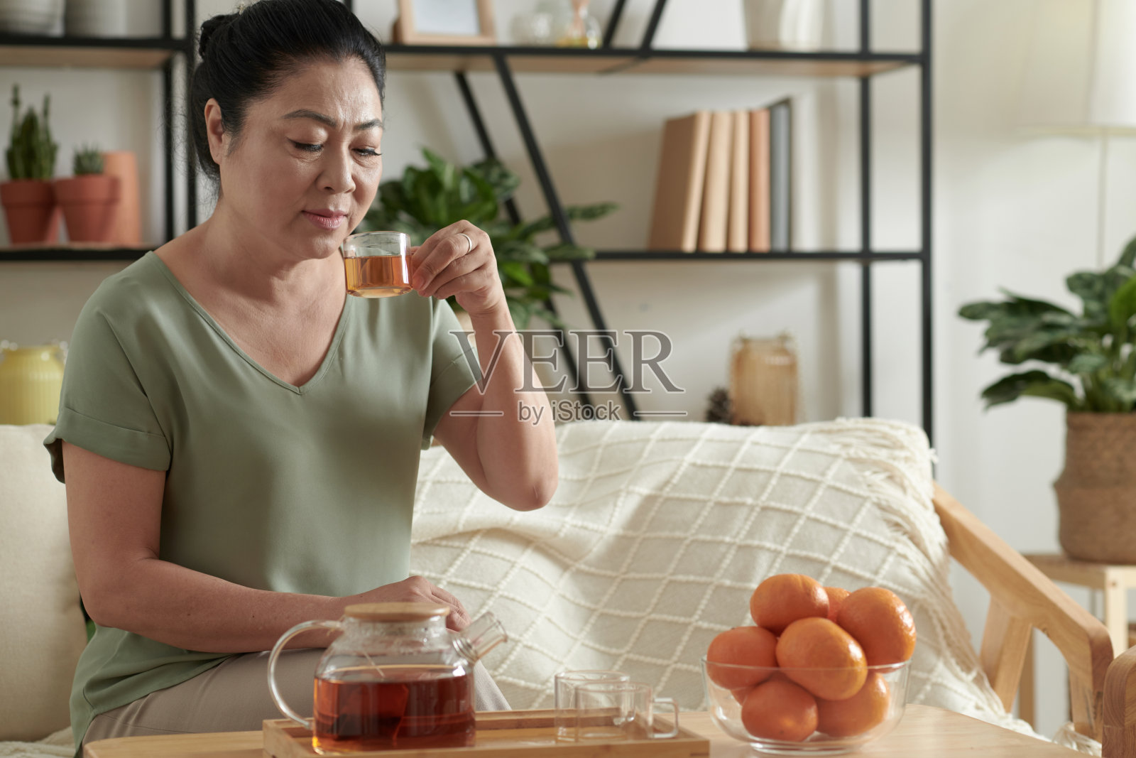 享受凉茶的女人照片摄影图片