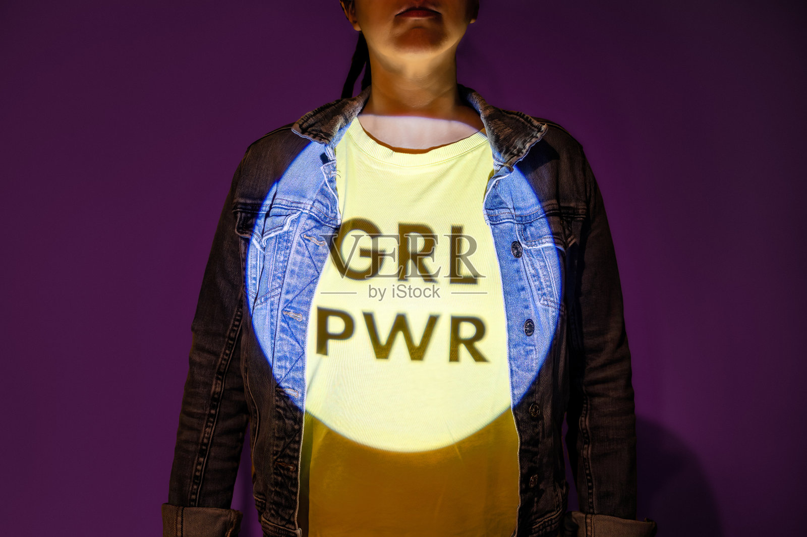 在黄色女性t恤上投射的女孩力量。照片摄影图片