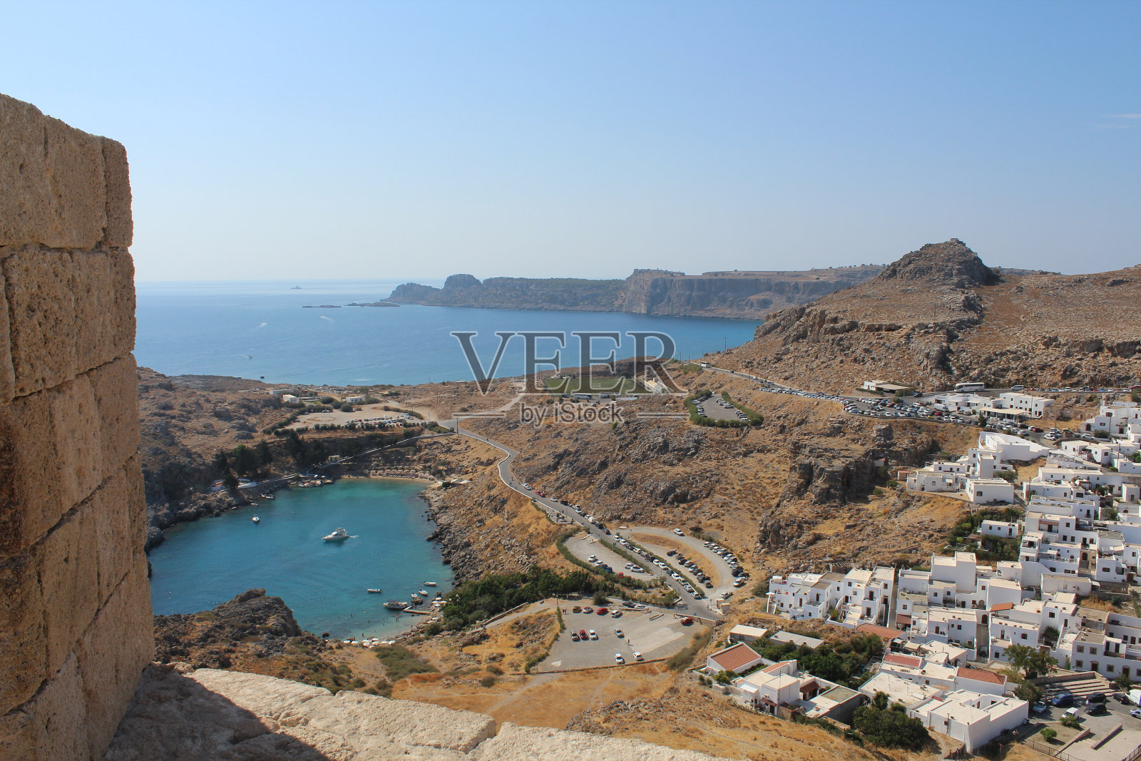 夏季阳光明媚的日子，希腊罗德斯岛的林多斯湾照片摄影图片