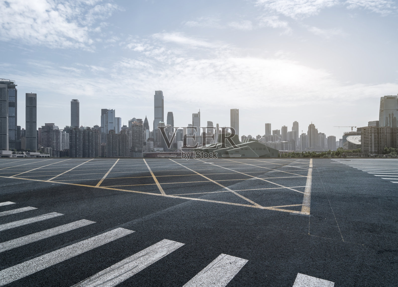 城市斑马线和金融区建筑物照片摄影图片