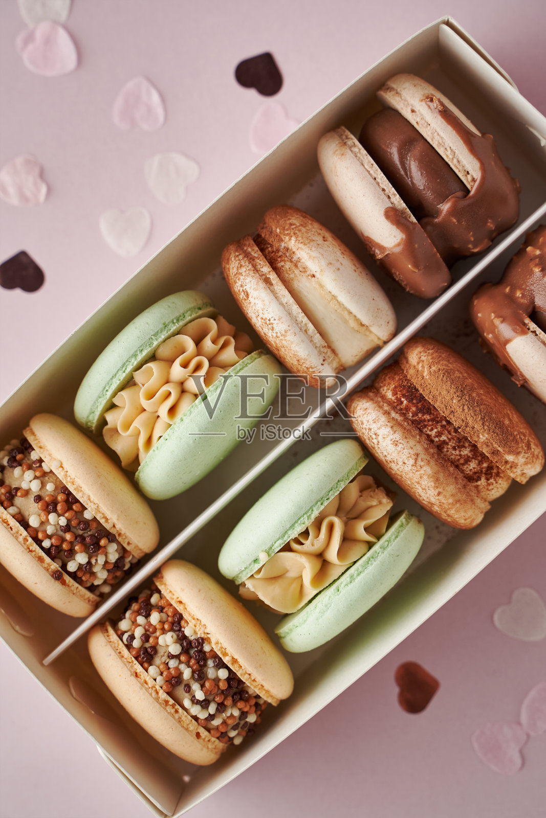 粉红色背景的法式马卡龙蛋糕照片摄影图片