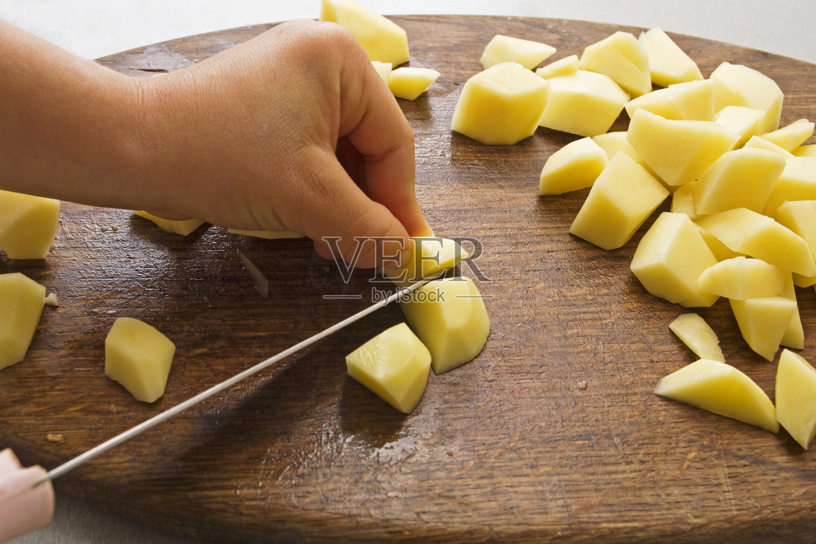 把土豆切成块照片摄影图片