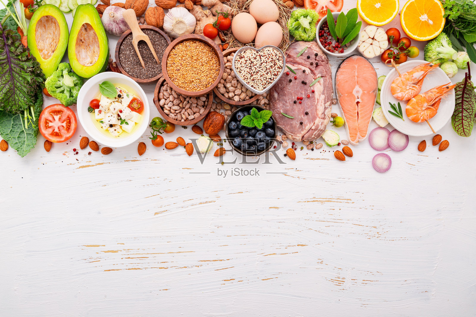 生酮低碳水化合物饮食概念。健康食品的配料选择设置在白色的木制背景上。照片摄影图片