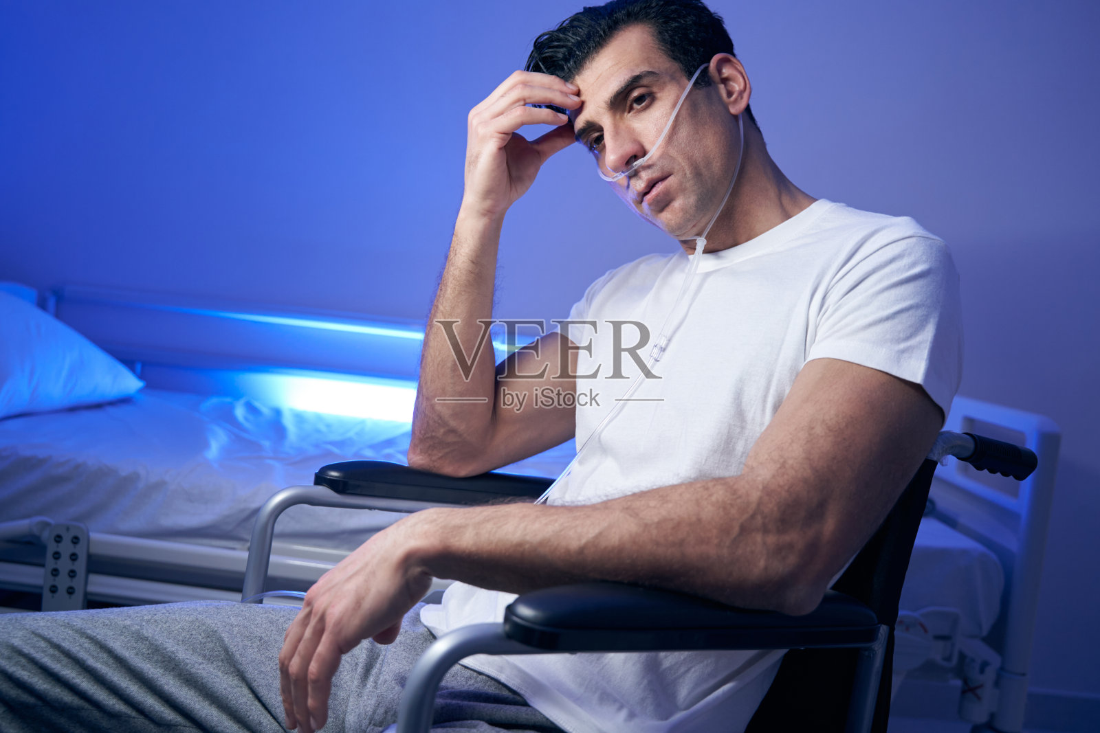 一幅成年男子坐在房间里的画像照片摄影图片