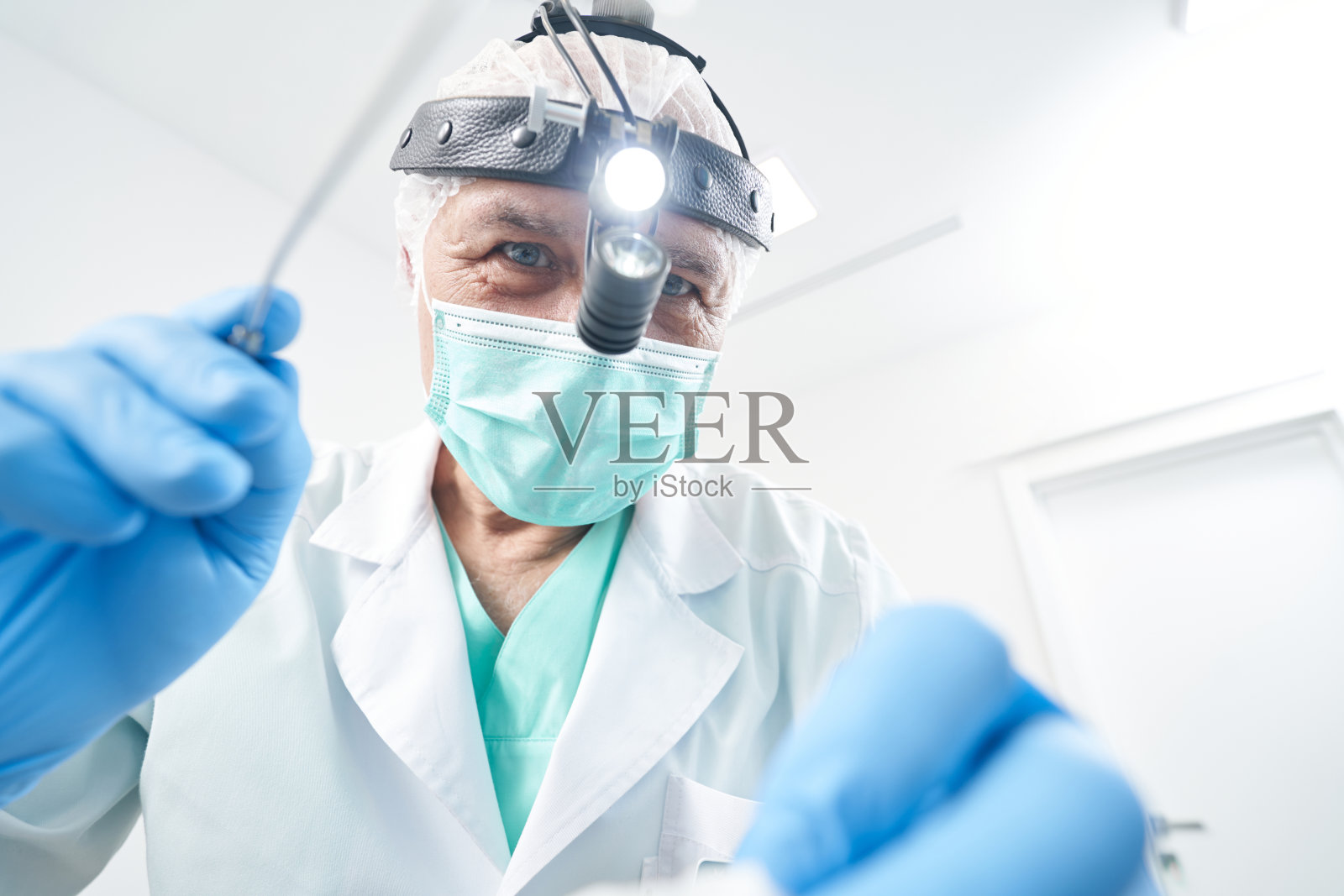 医生在医院的特写照片照片摄影图片