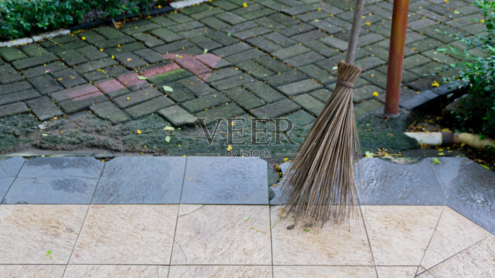 地板上有一个椰子扫帚。照片摄影图片