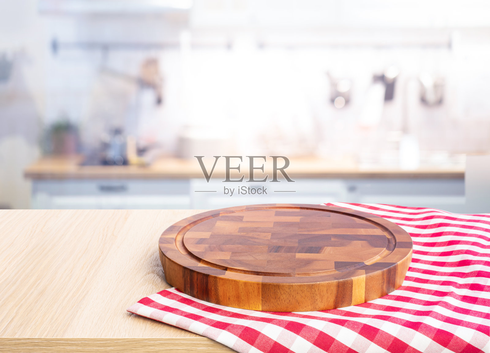 有选择性的重点。木桌与菜板与模糊厨房柜台背景。照片摄影图片