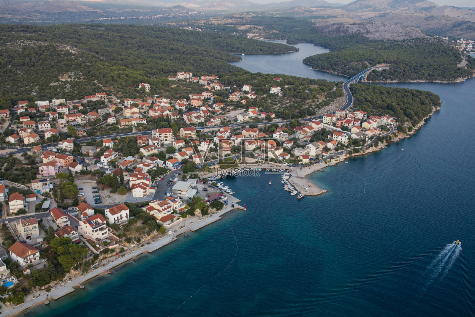 从空中俯瞰克罗地亚克拉帕尼岛照片摄影图片