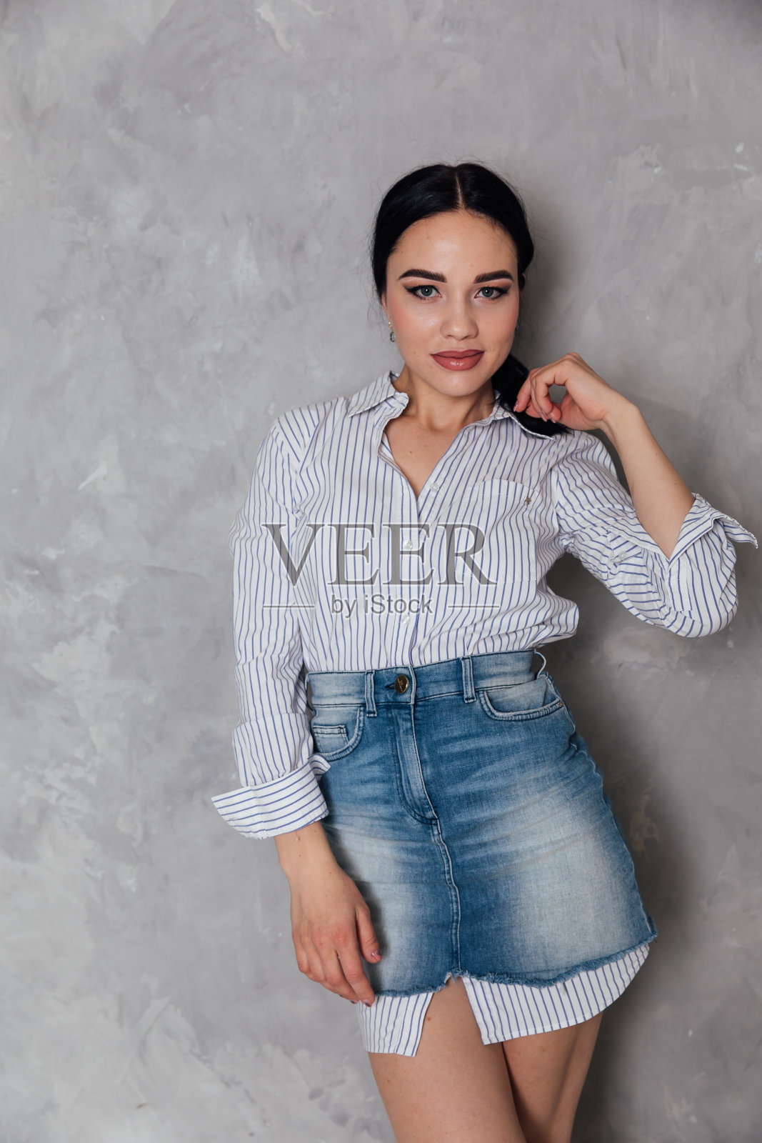 美丽时尚的黑发女人时尚的房子的肖像照片摄影图片