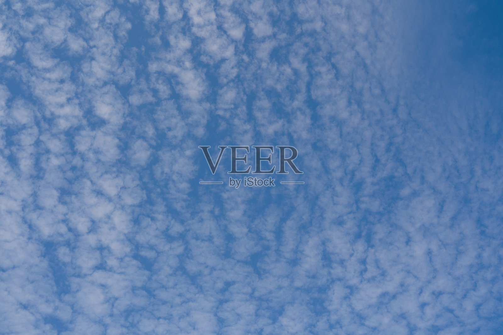 蓝天上白云轻盈照片摄影图片