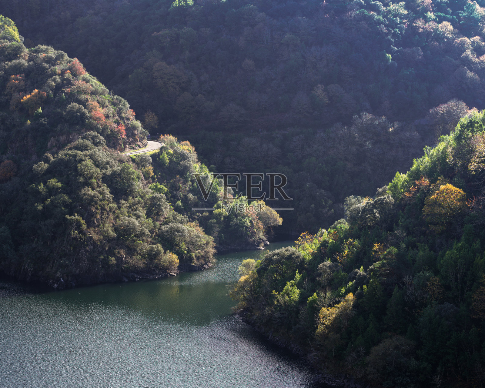 夹在陡坡之间的两条河流的汇合处照片摄影图片