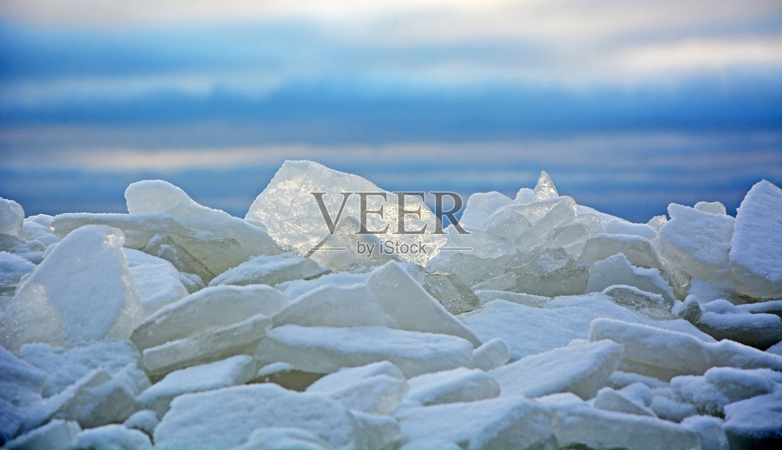 春季(冬季)芬兰湾海岸的冰丘。泽列诺戈尔斯克，圣彼得堡，俄罗斯。照片摄影图片