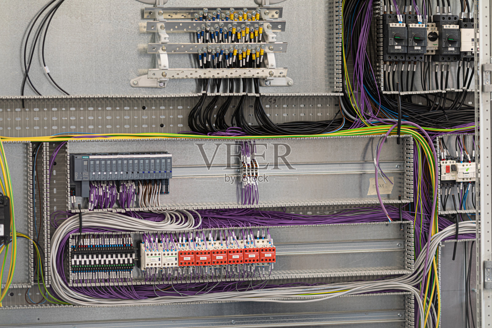 特写镜头的控制面板与电线照片摄影图片