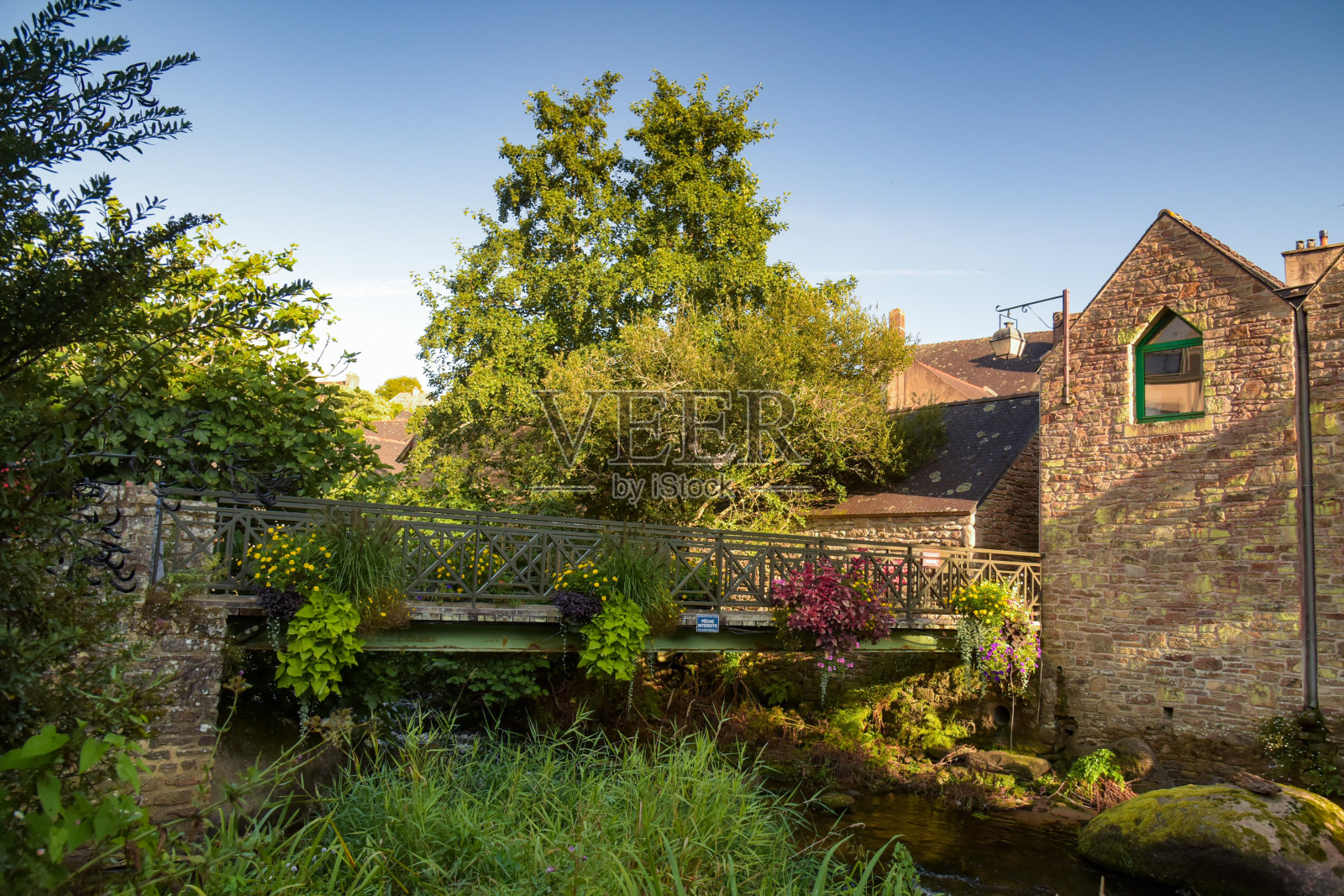 俯瞰finistere的Pont Aven村庄照片摄影图片