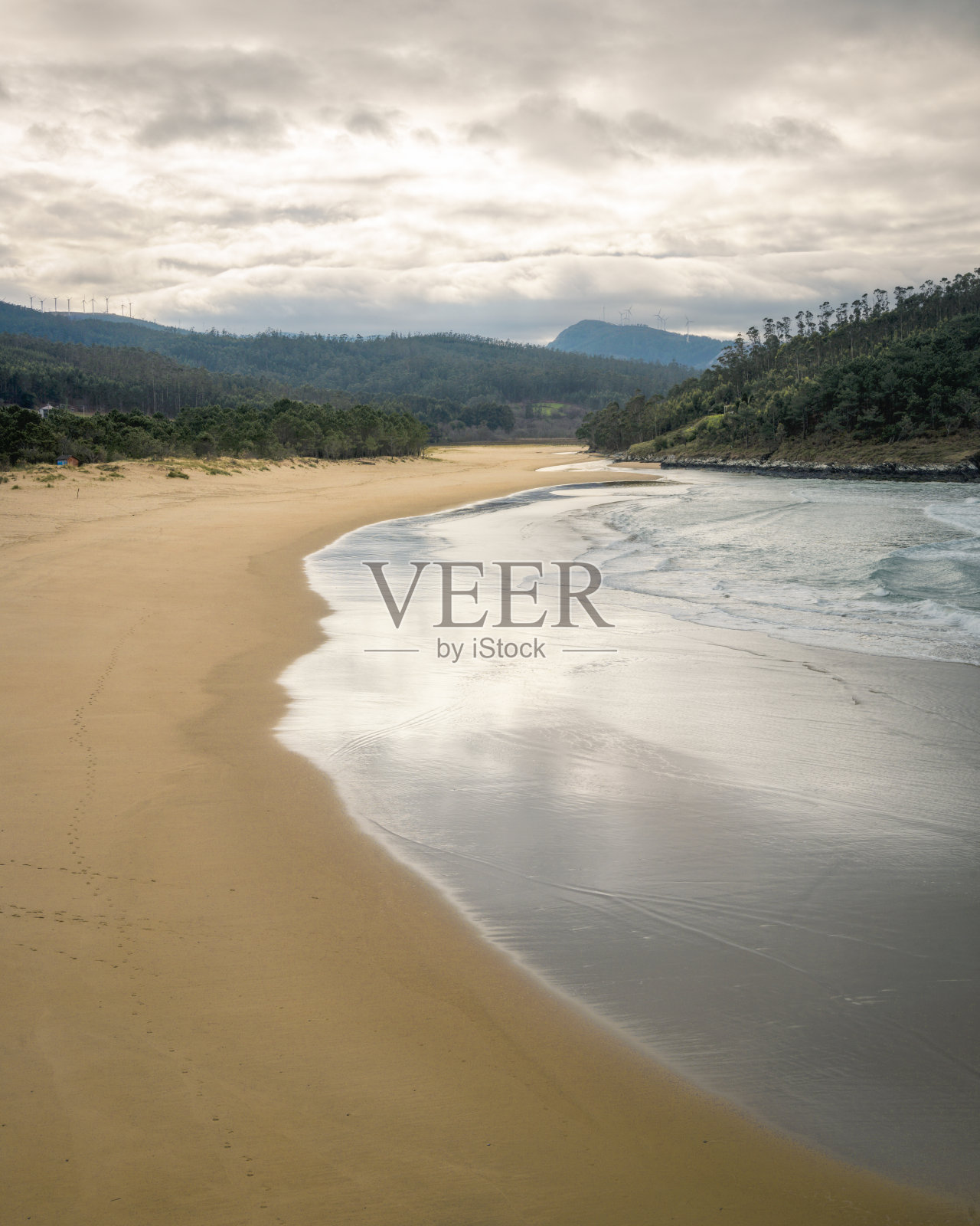 大沙滩平静的水域照片摄影图片