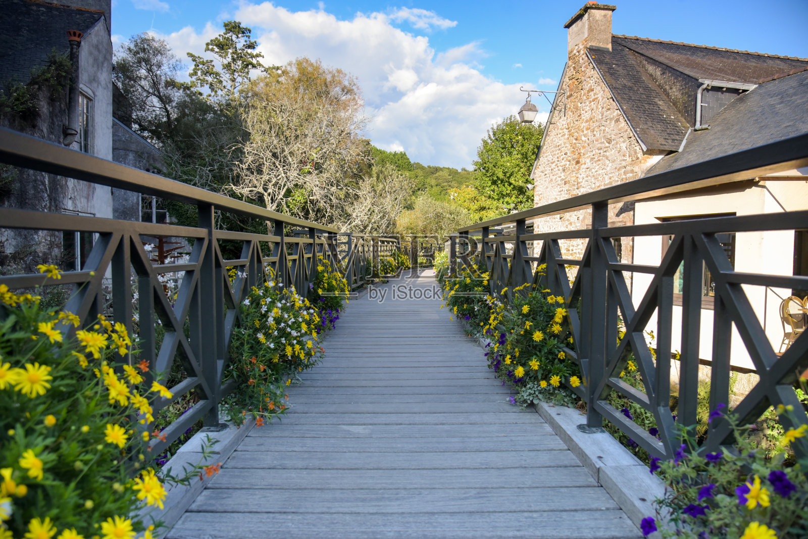 俯瞰finistere的Pont Aven村庄照片摄影图片