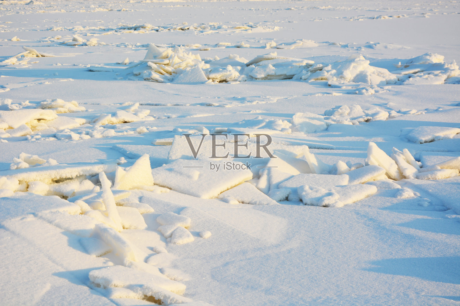 春季(冬季)芬兰湾海岸的冰丘。泽列诺戈尔斯克，圣彼得堡，俄罗斯。照片摄影图片