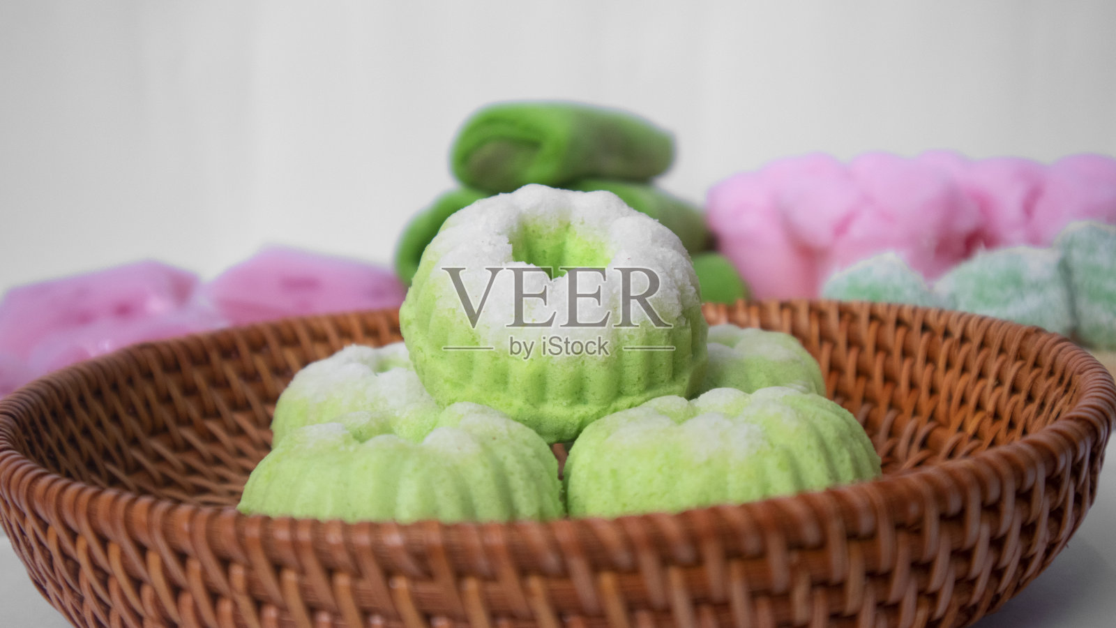 一盘印尼蒸椰香饼照片摄影图片