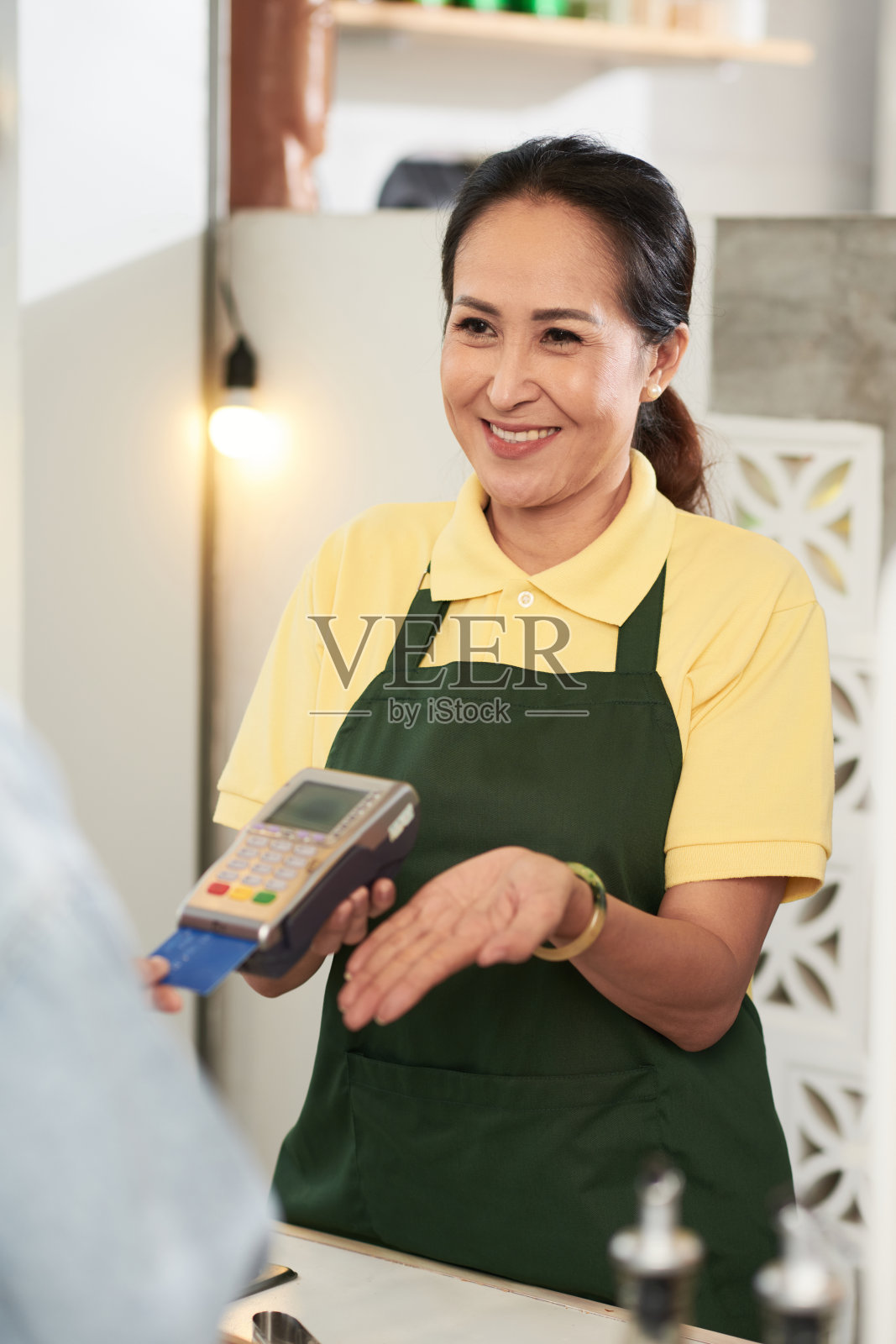 接受付款的咖啡店咖啡师照片摄影图片