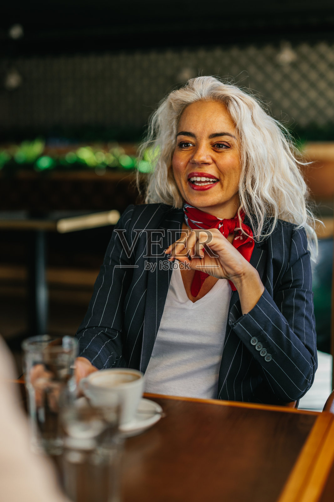 喝咖啡休息时微笑自信的中年女商人照片摄影图片