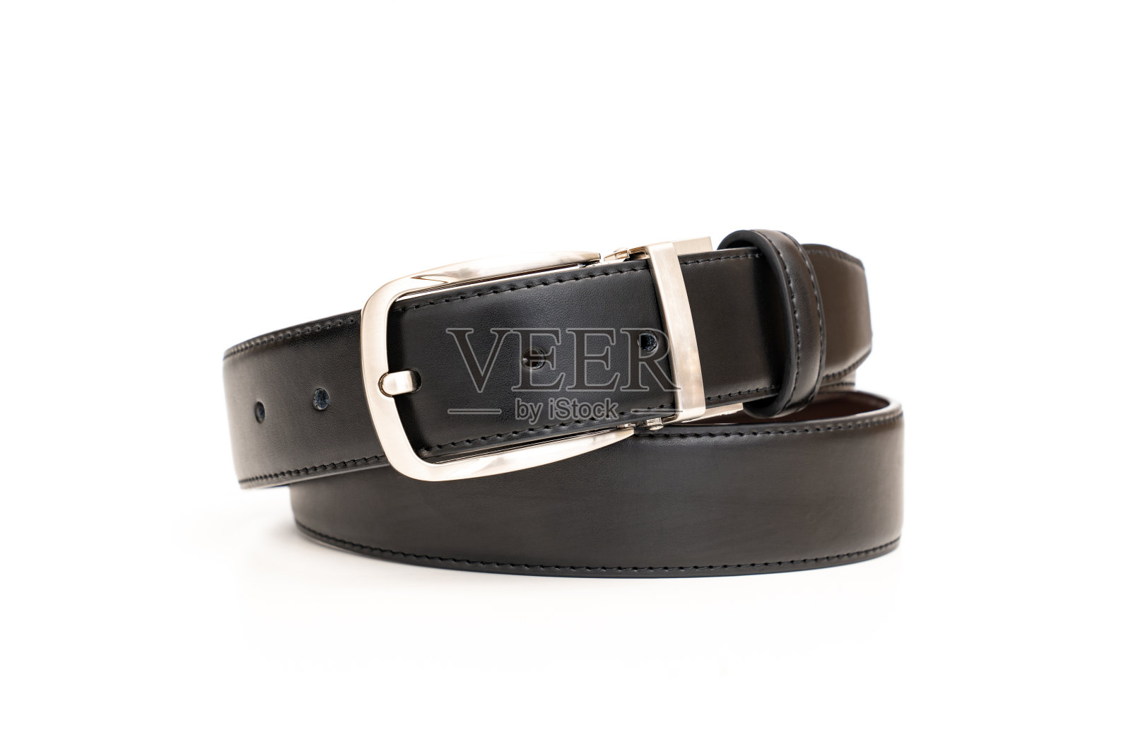 双面黑色和棕色皮革带与一个无扣扣白色。照片摄影图片