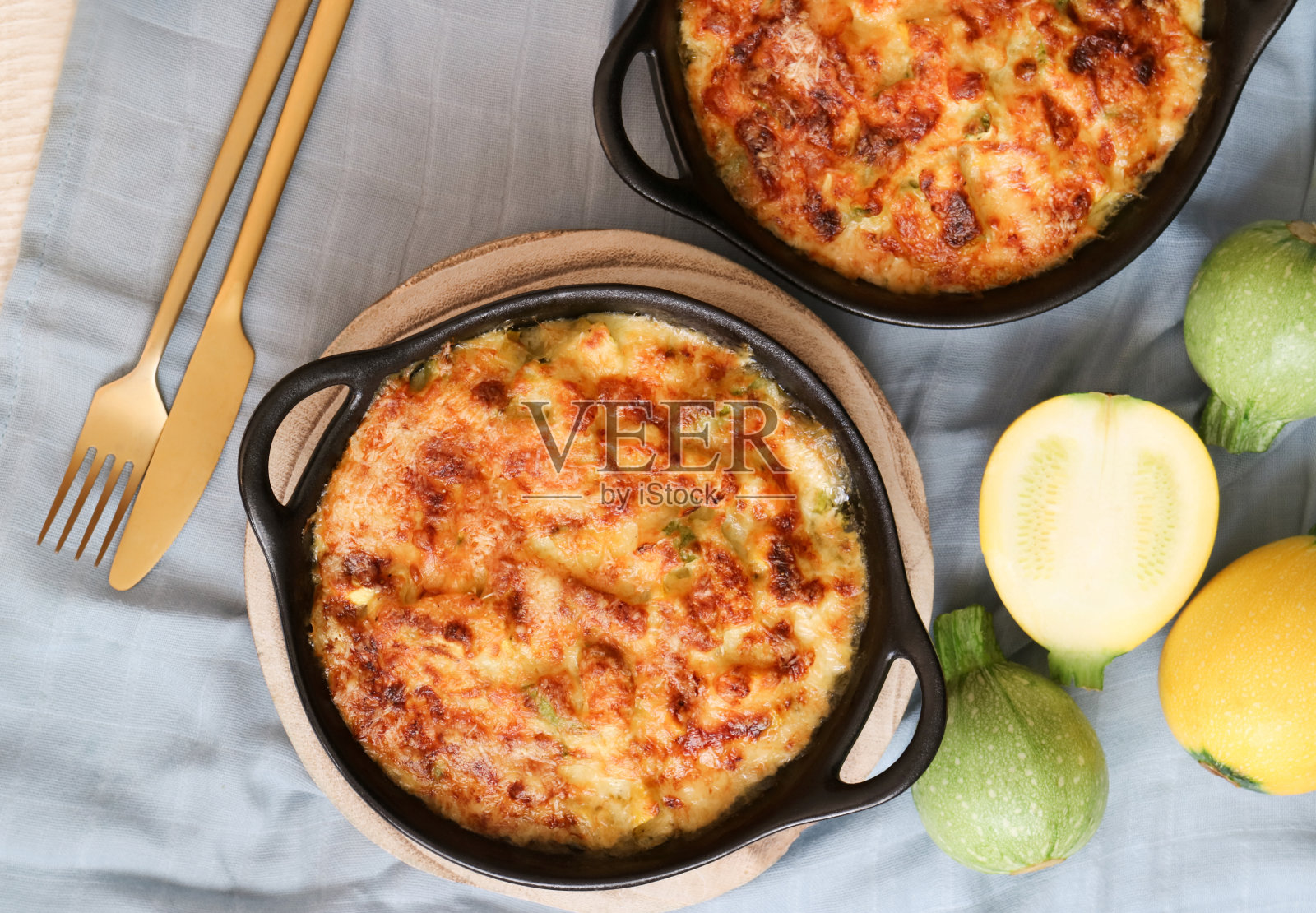 俯瞰传统的西葫芦烤面包在金黄色烤碎奶酪照片摄影图片