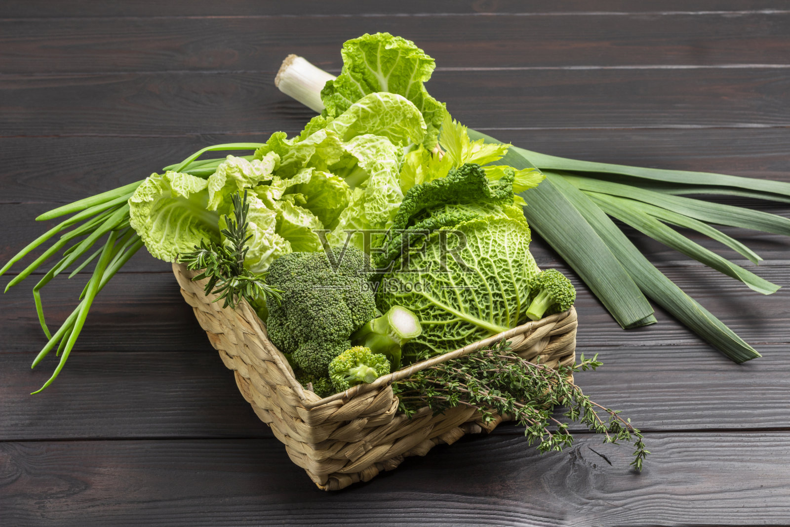 一套蔬菜，花椰菜，大白菜和萨沃伊卷心菜在柳条筐。照片摄影图片