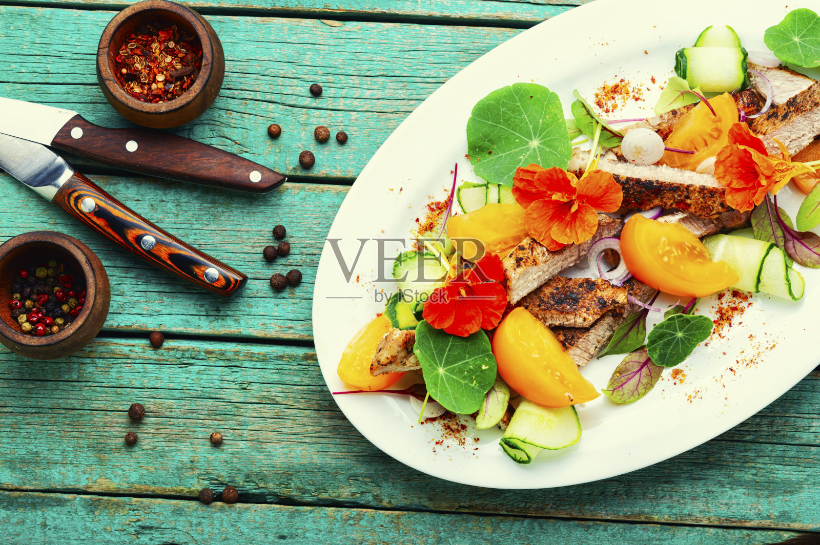 鲜沙拉配烤牛排。照片摄影图片