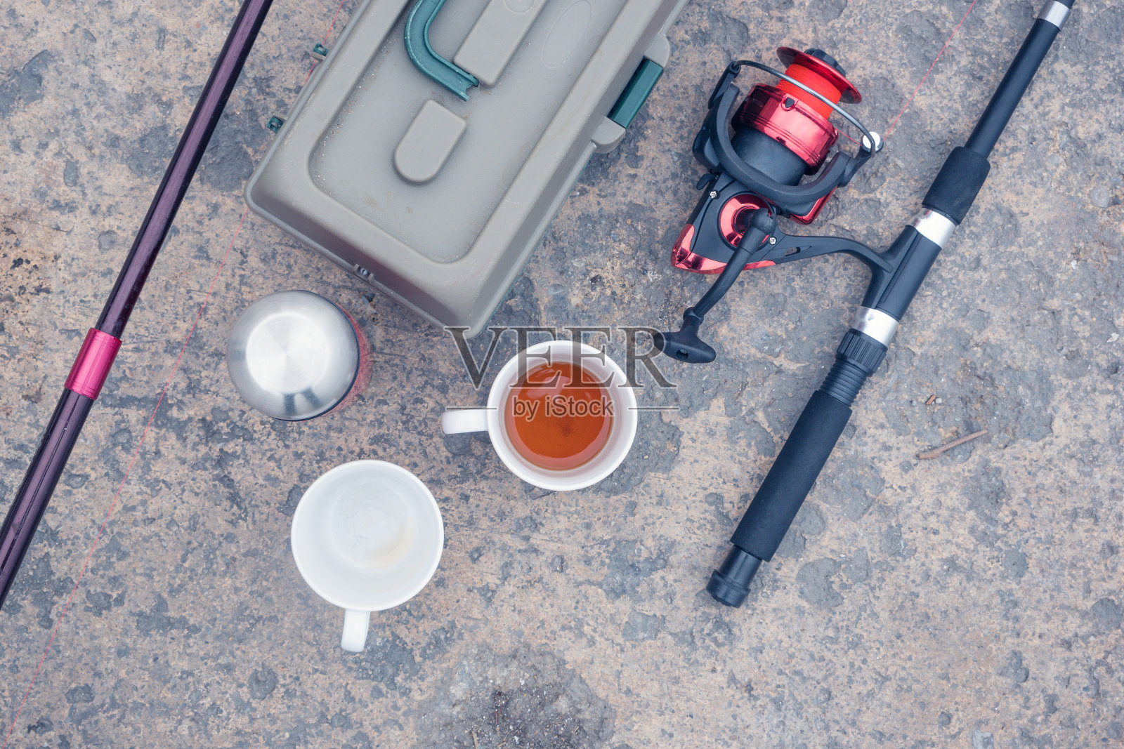 鱼竿和渔具袋照片摄影图片