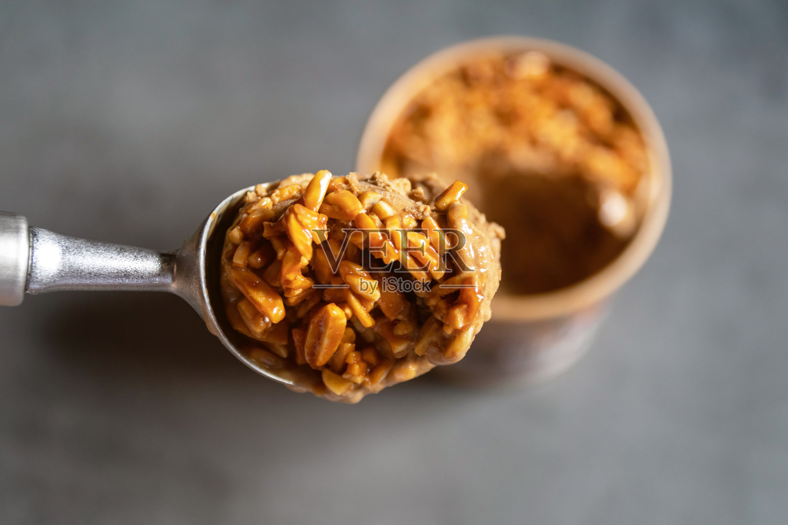 冰淇淋球咖啡杏仁孤立在黑色背景上。照片摄影图片