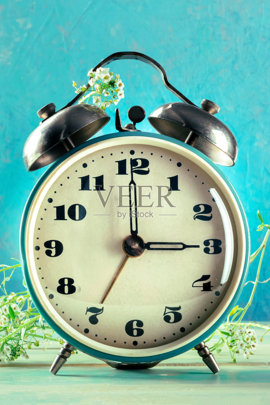 夏时制，春天向前。带鲜花的闹钟照片摄影图片